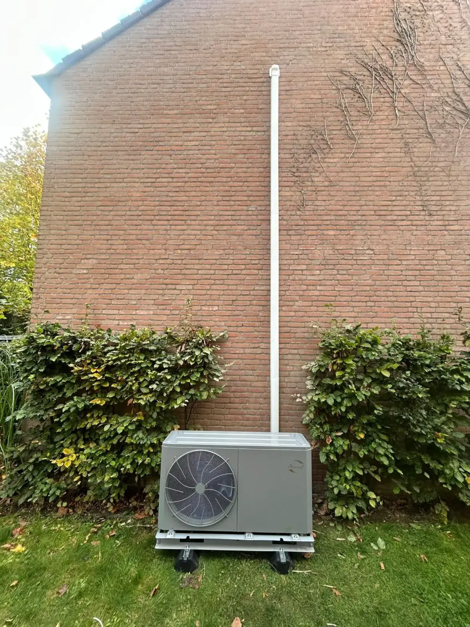 Airwell warmtepomp installatie in tuin