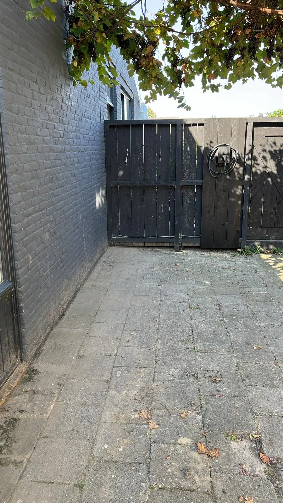 Monteur installeert laadpaal