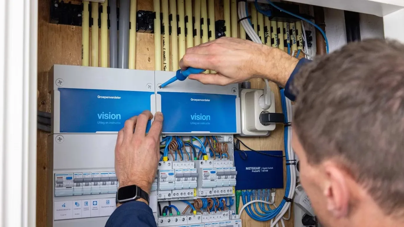 Monteur installeert nieuwe meterkast
