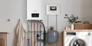 Monteur installeert een warmtepomp naast de bestaande cv-ketel in een technische ruimte