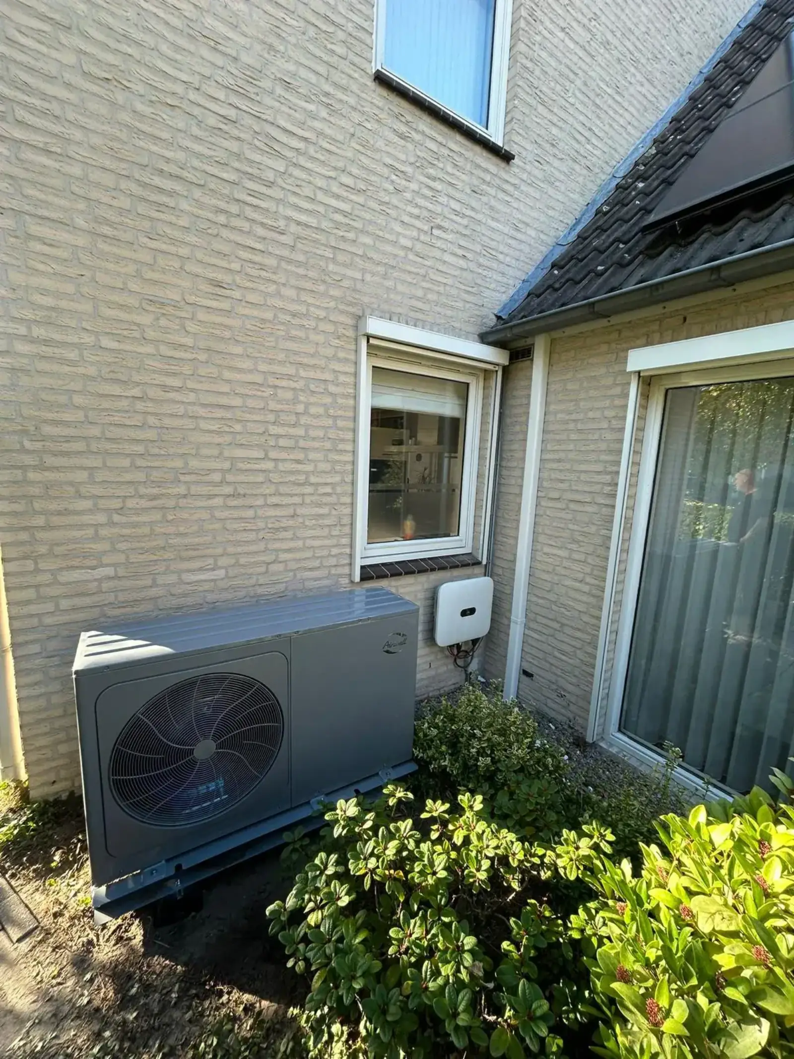 Airwell warmtepomp naast woning