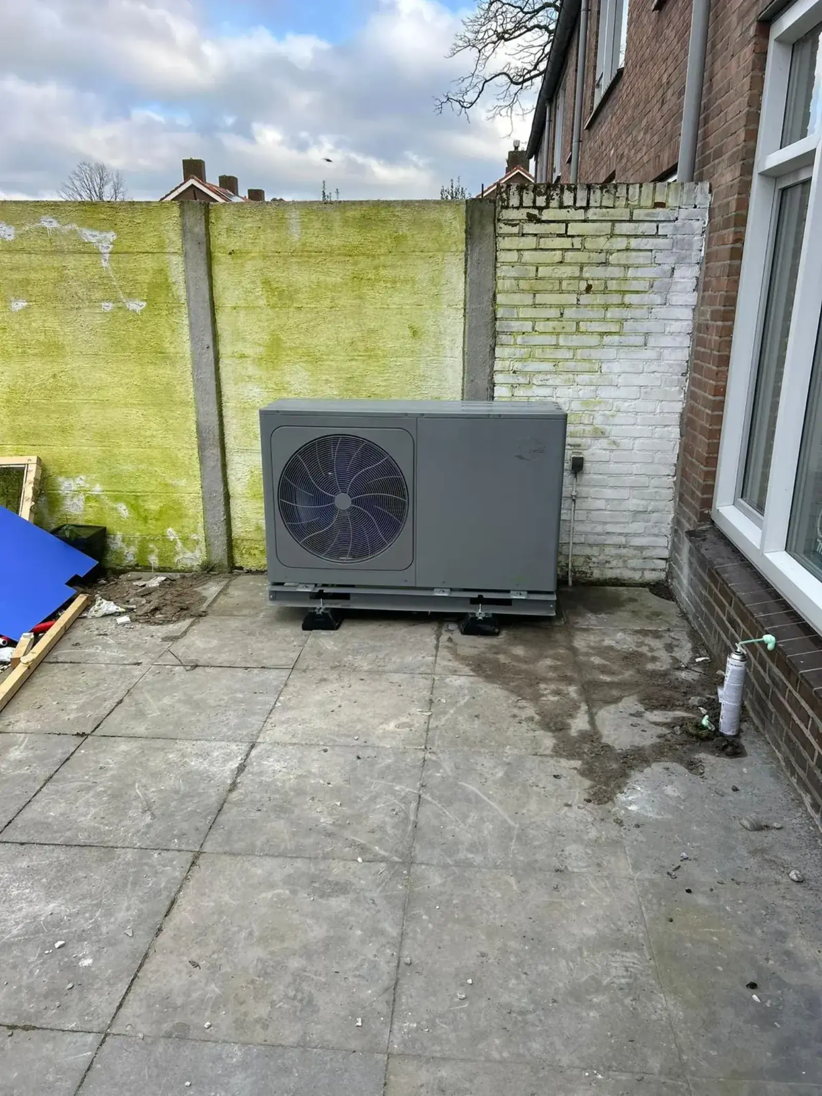 Airwell warmtepomp op terras