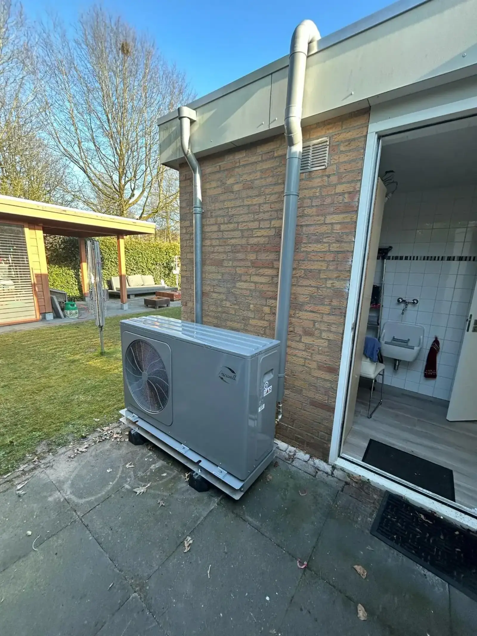 Airwell warmtepomp bij tuin