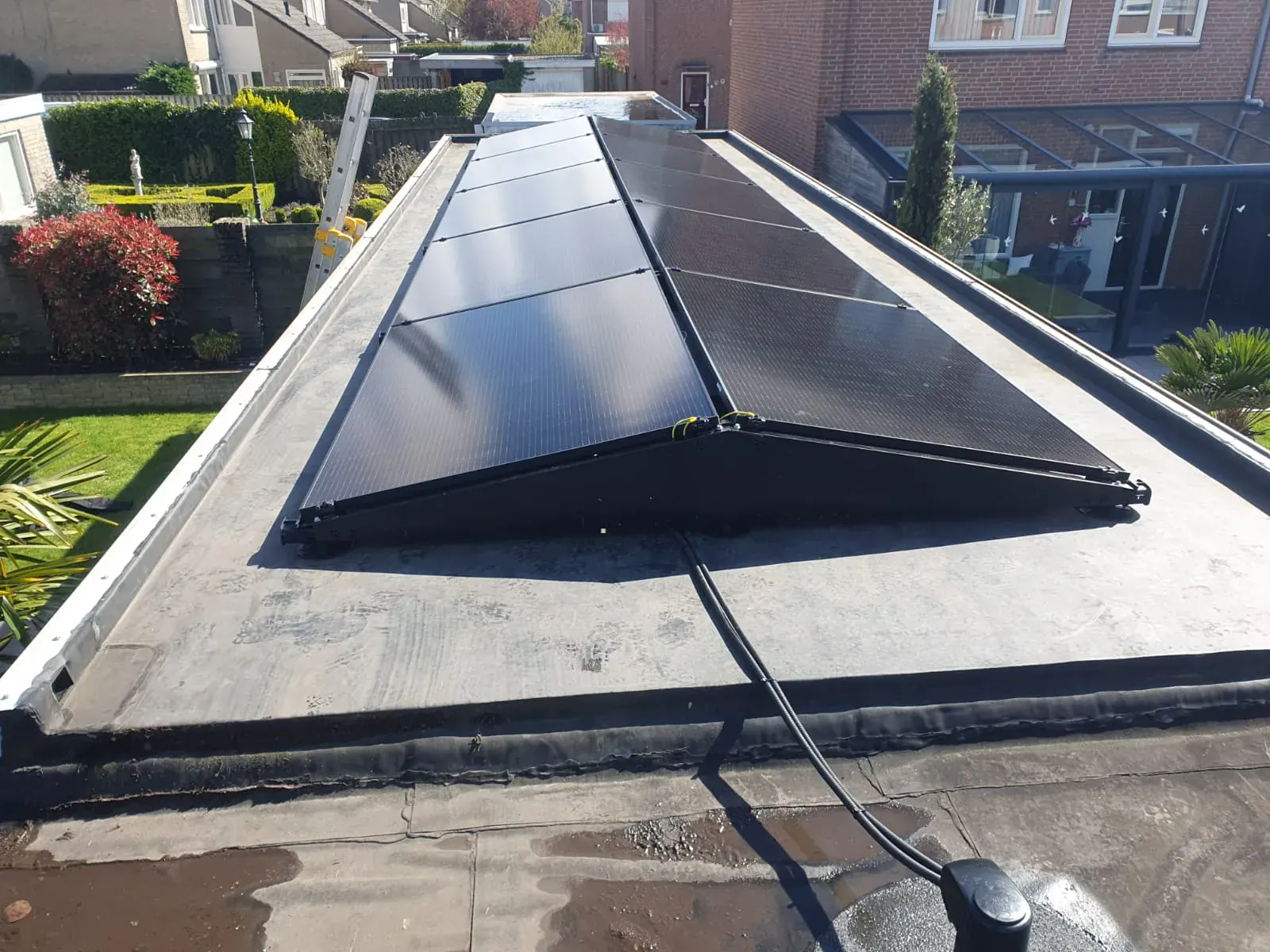 Strakke full-black zonnepanelen op een Eindhovens dak