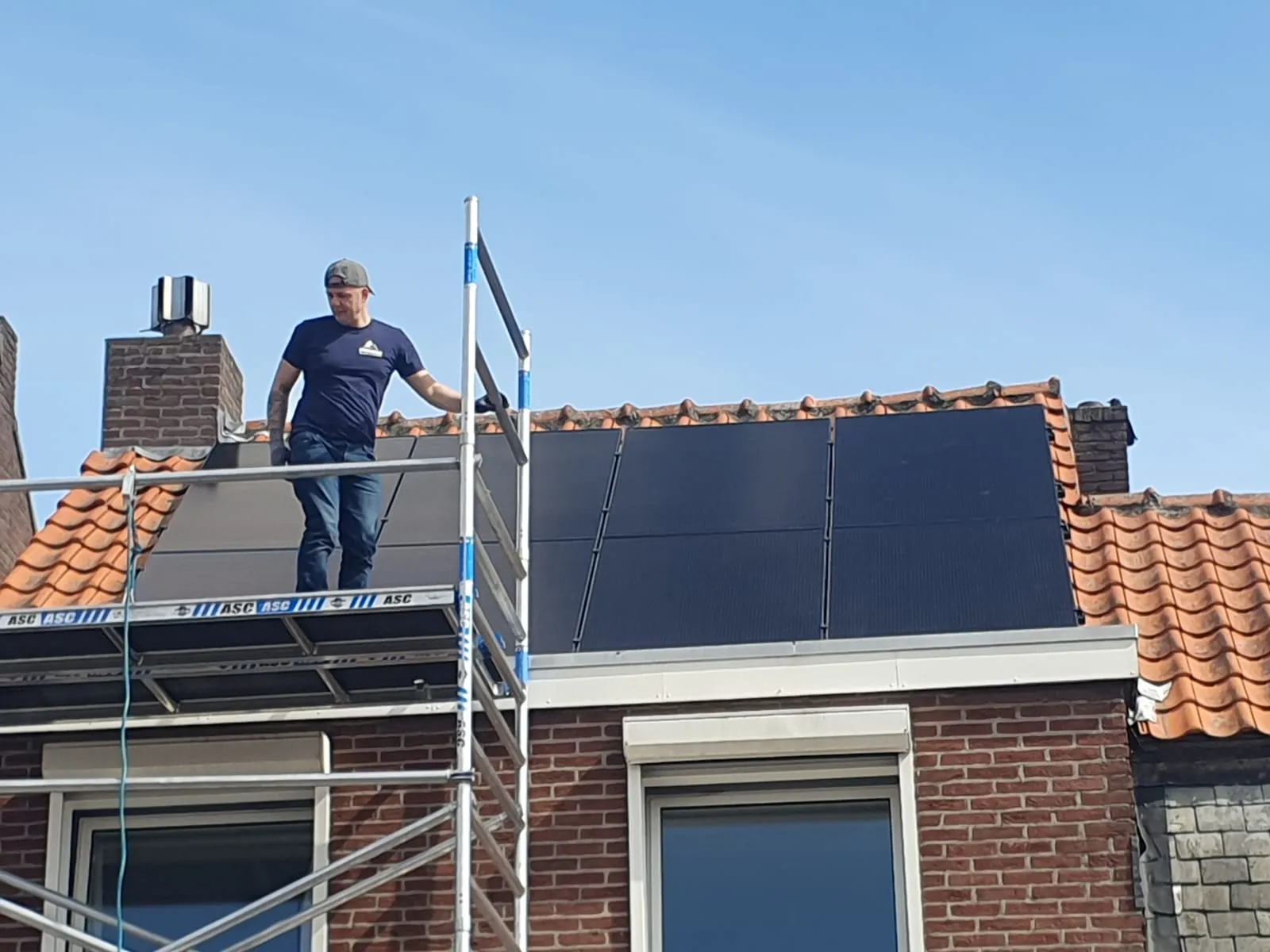 Modern Strijp-huis met full-black zonnepanelen en wandbatterij in de garage