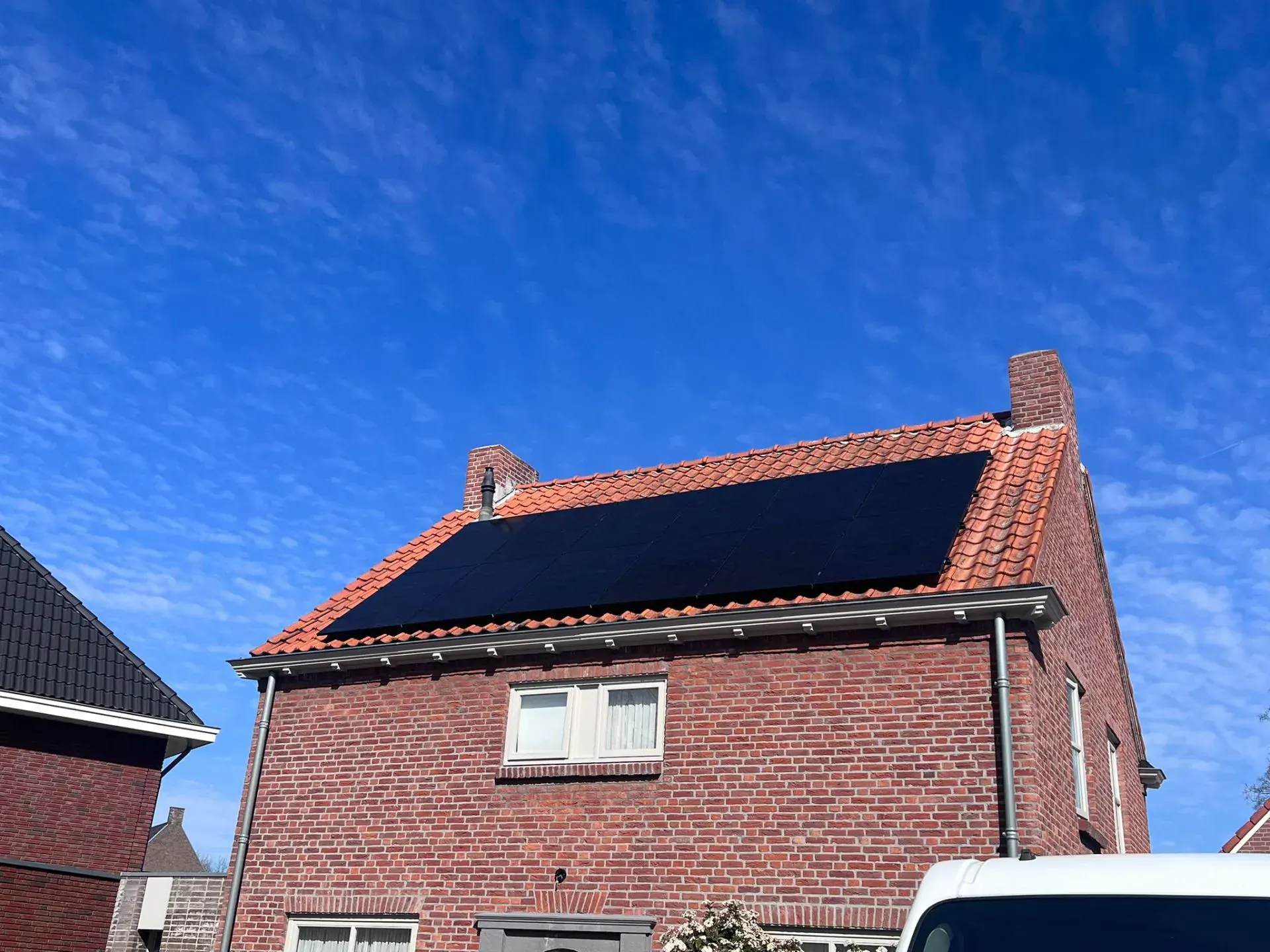 Full-black zonnepanelen netjes uitgelijnd op een dak in Den Bosch