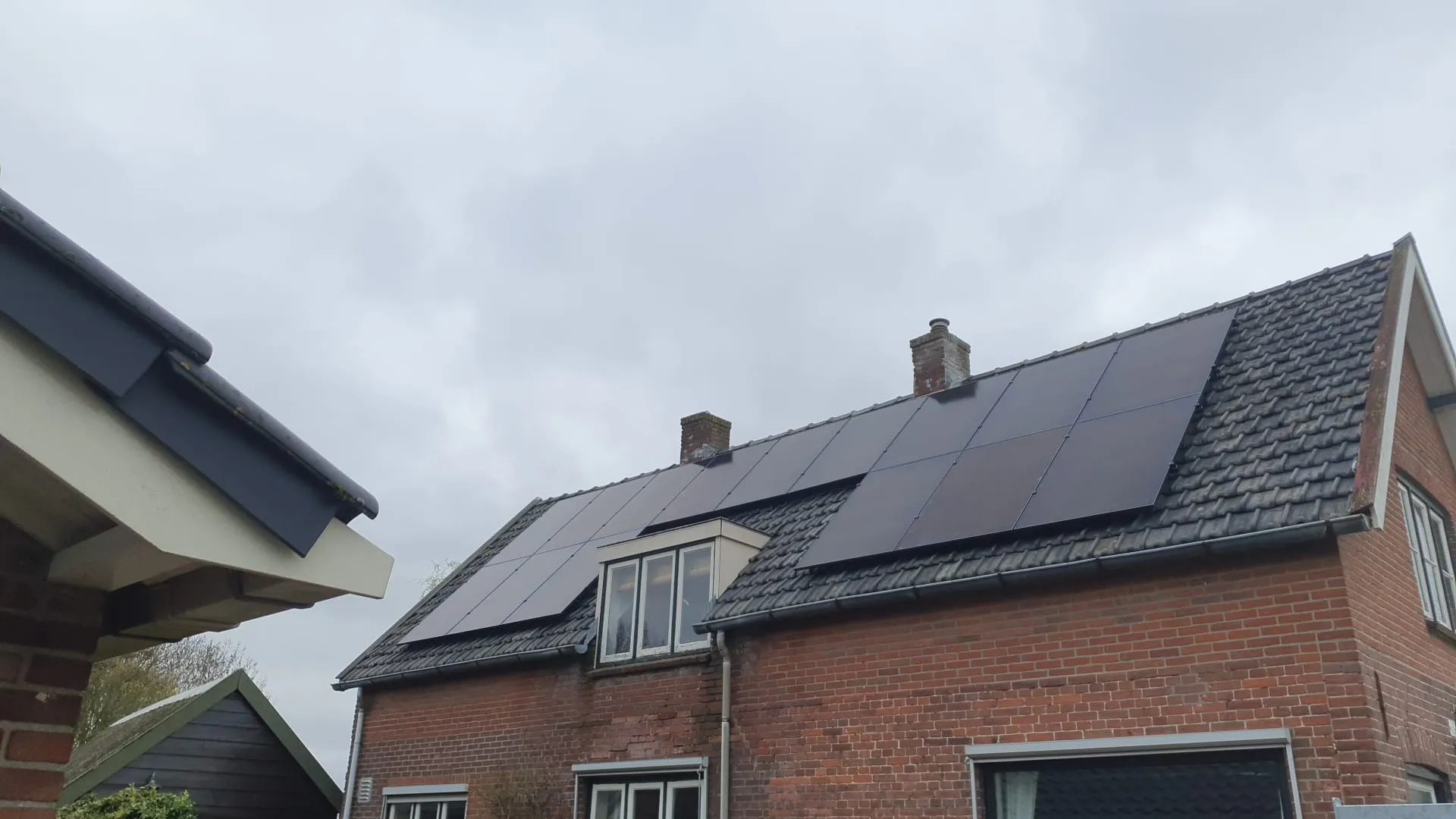 Nieuwbouwwoning in Rosmalen met discrete zwarte zonnepanelen op het dak
